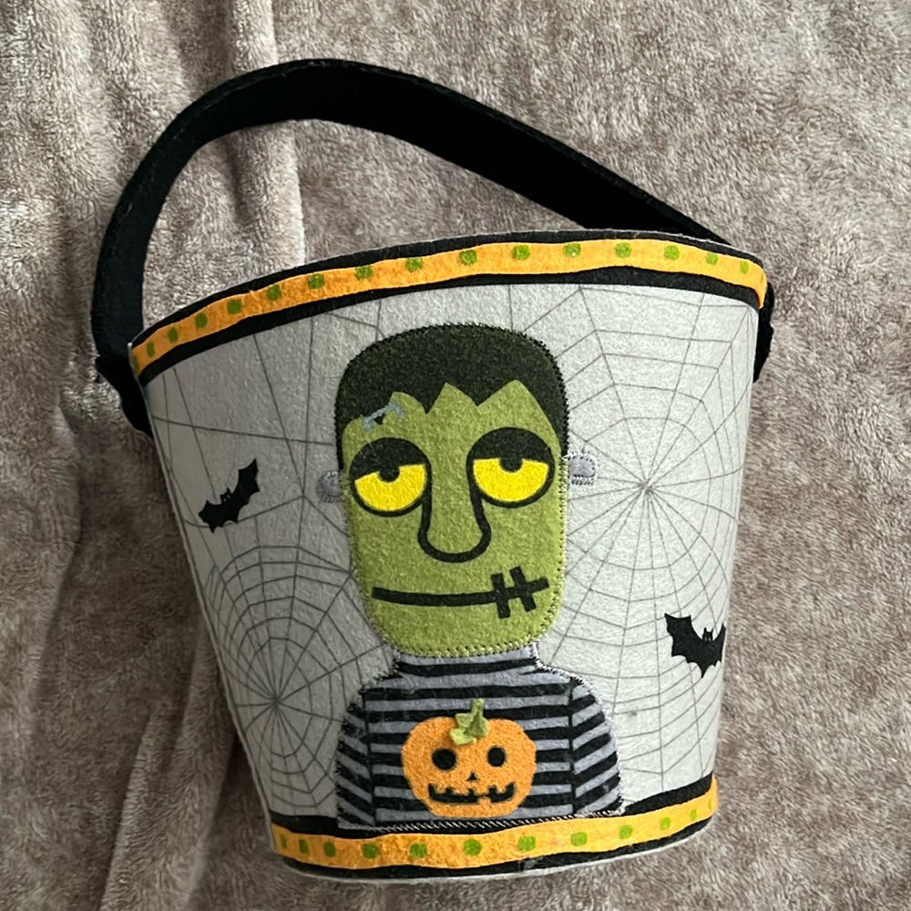 Halloween candy bucket- felt